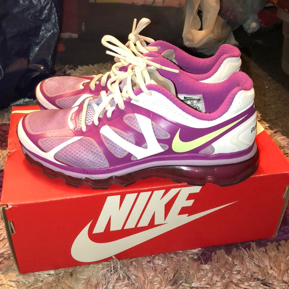 Nike AirMax Sneakers